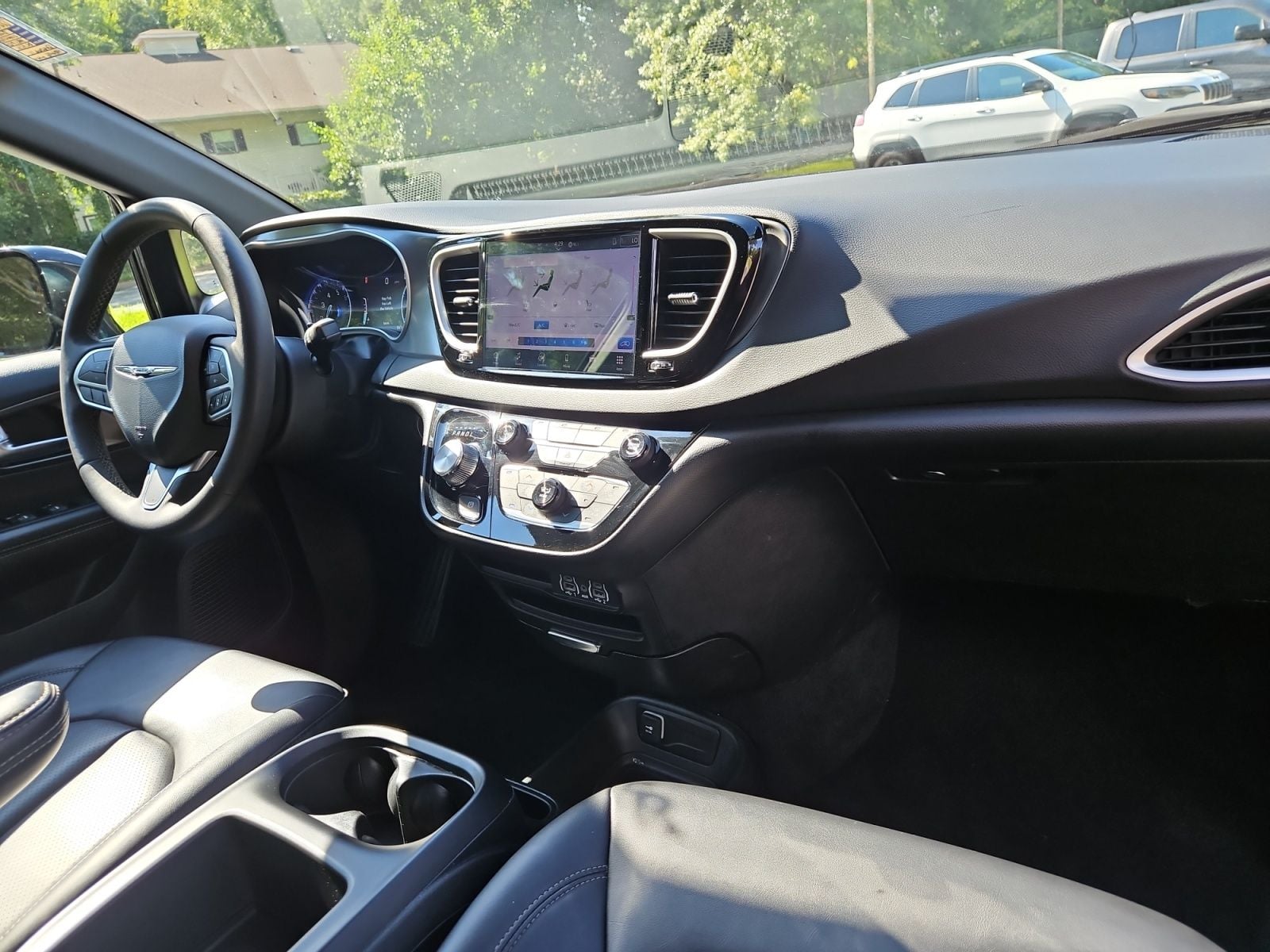 Pre-Owned 2025 Chrysler Pacifica Select - photo - 15