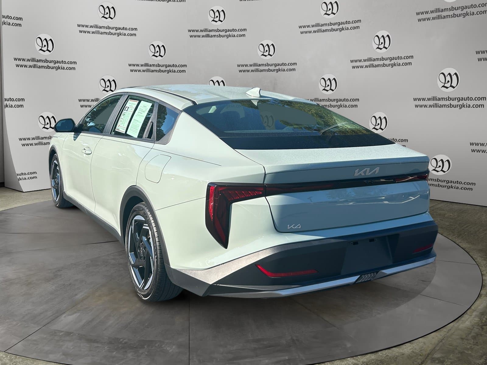 Pre-Owned 2025 Kia K4 GT-Line - photo - 2