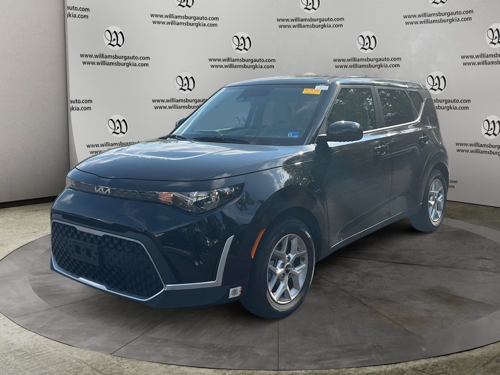 Pre-Owned 2025 Kia Soul LX - photo - 0