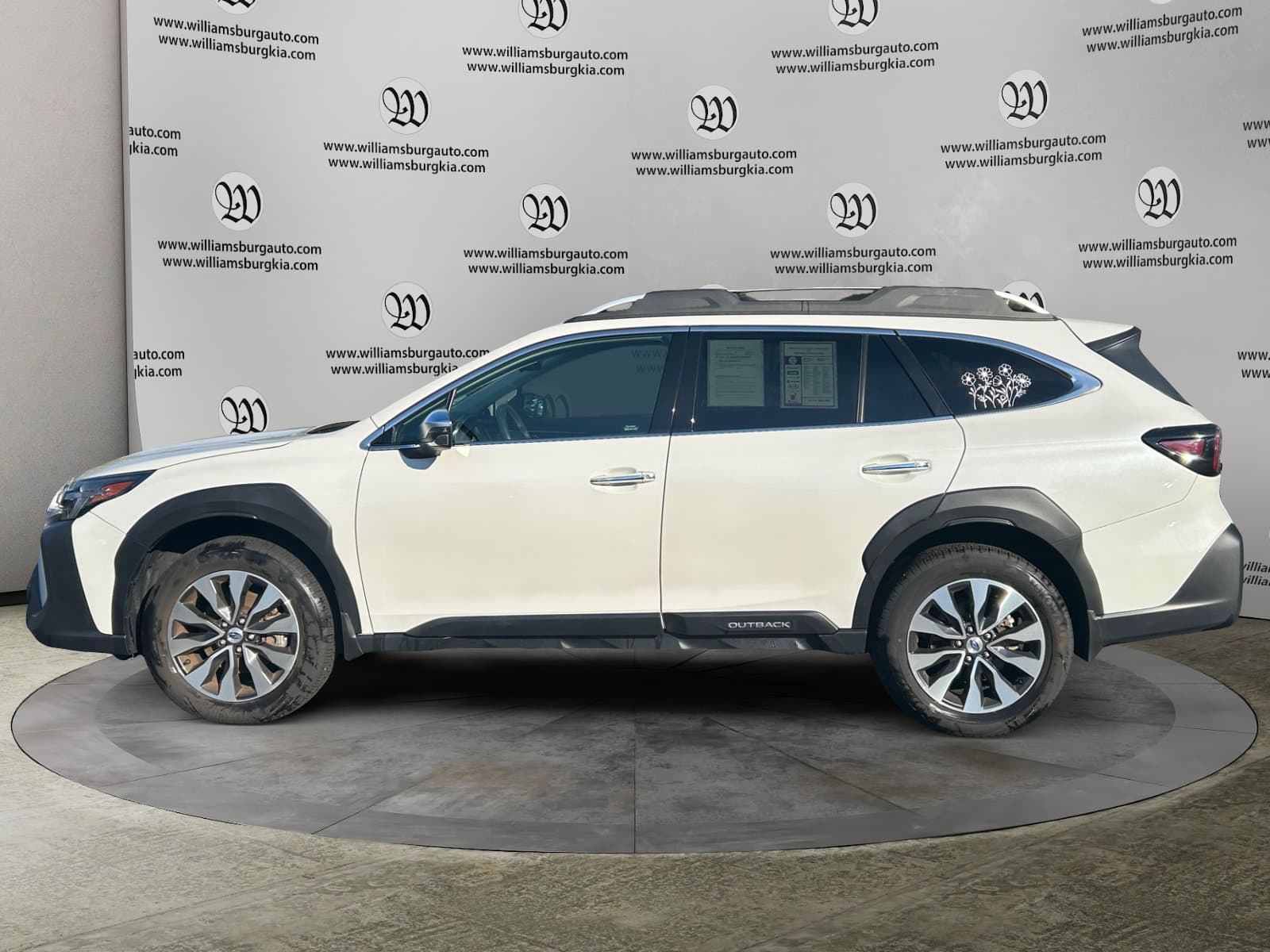 Pre-Owned 2025 Subaru Outback Touring - photo - 1