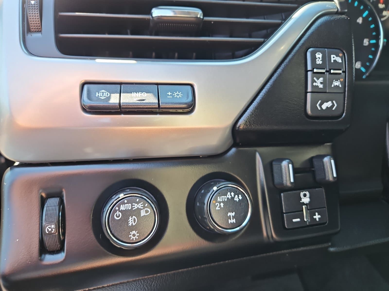 Pre-Owned 2019 Chevrolet Suburban Premier - photo - 23