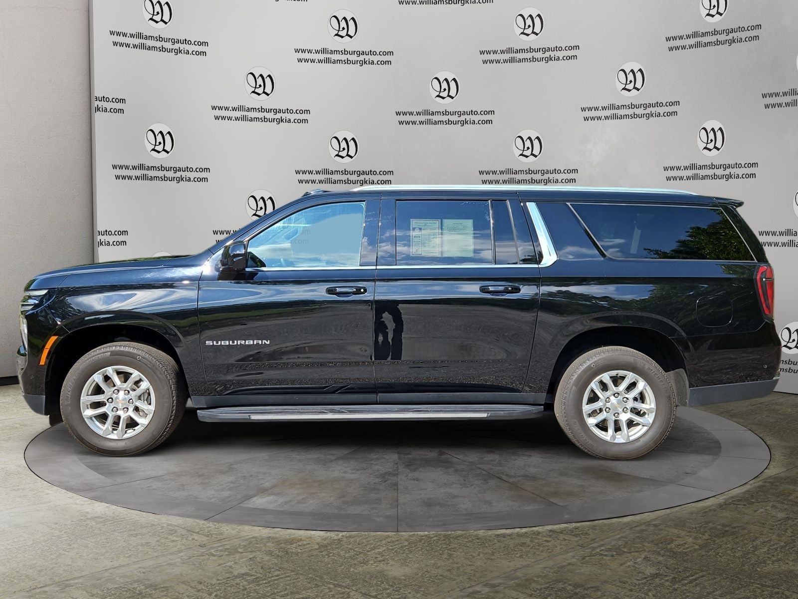 Pre-Owned 2025 Chevrolet Suburban LT - photo - 1