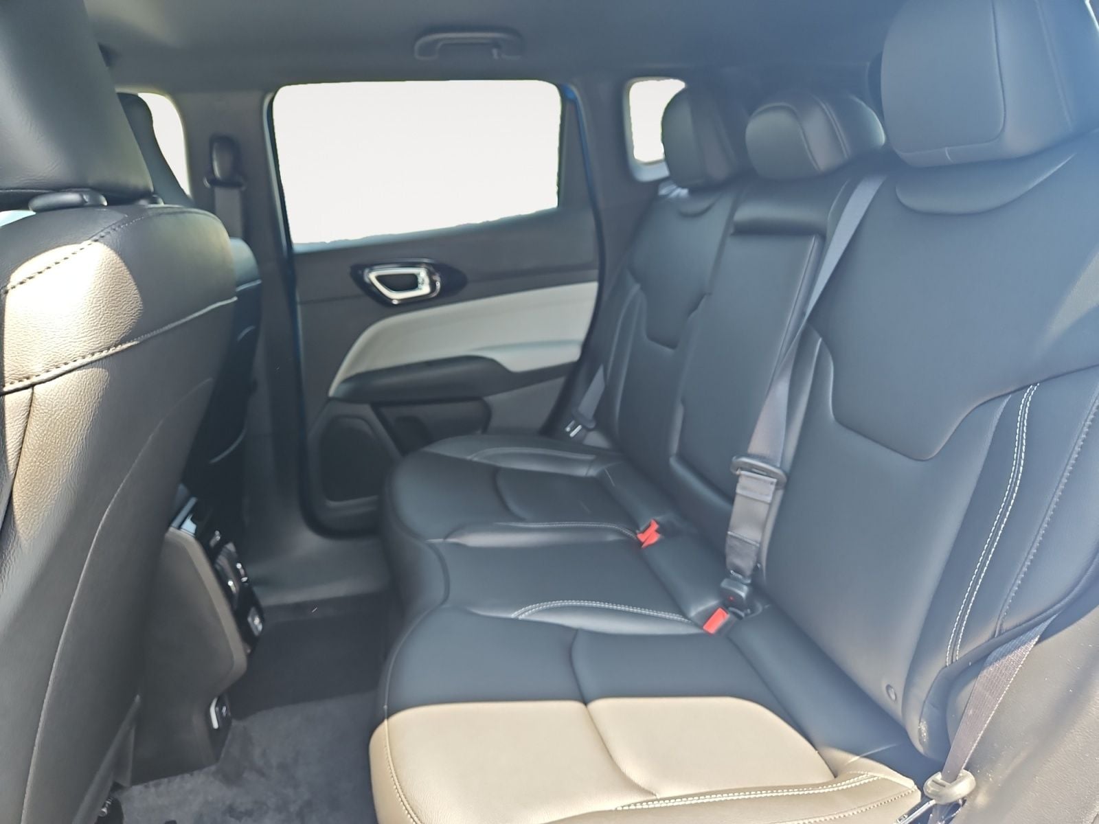 New 2025 Jeep Compass Limited - photo - 12