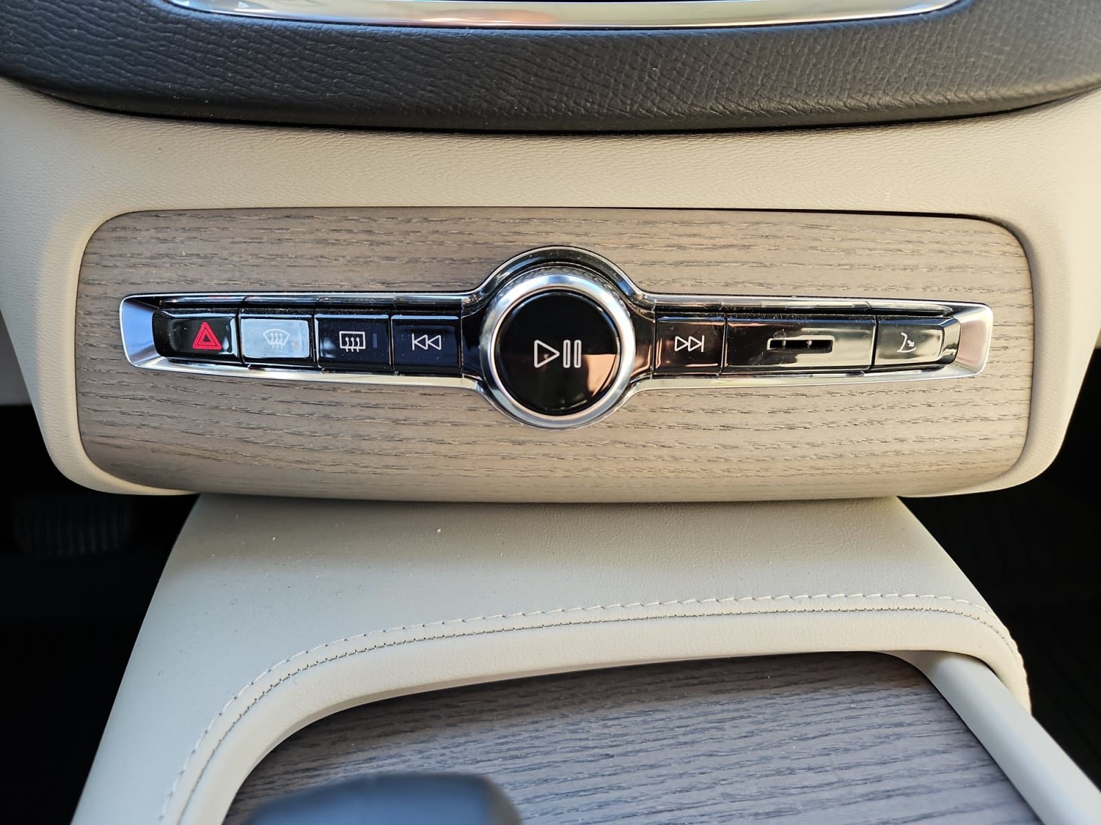 Pre-Owned 2025 Volvo XC90 B6 Plus 7-Seater - photo - 27