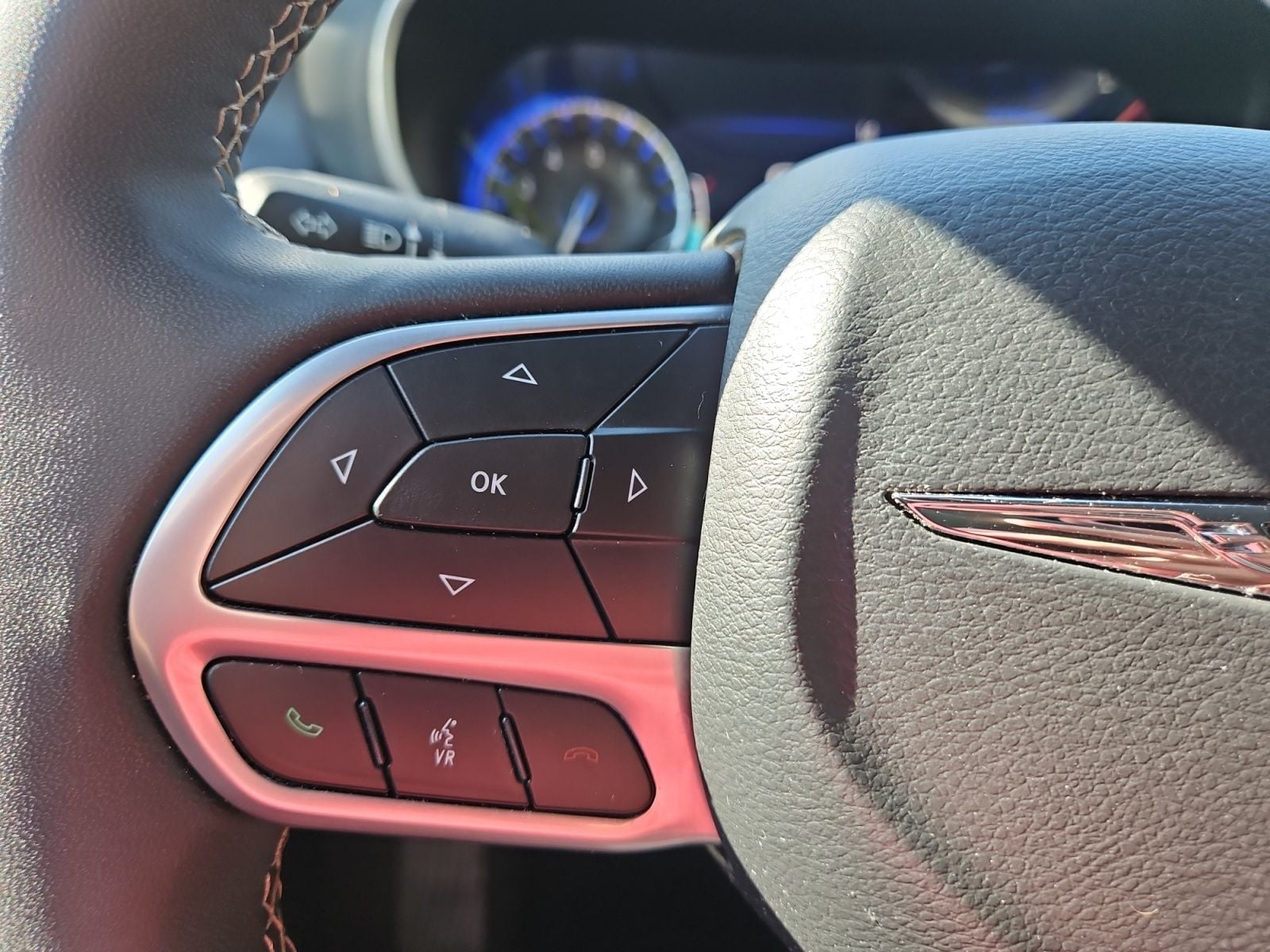 Pre-Owned 2025 Chrysler Pacifica Select - photo - 24