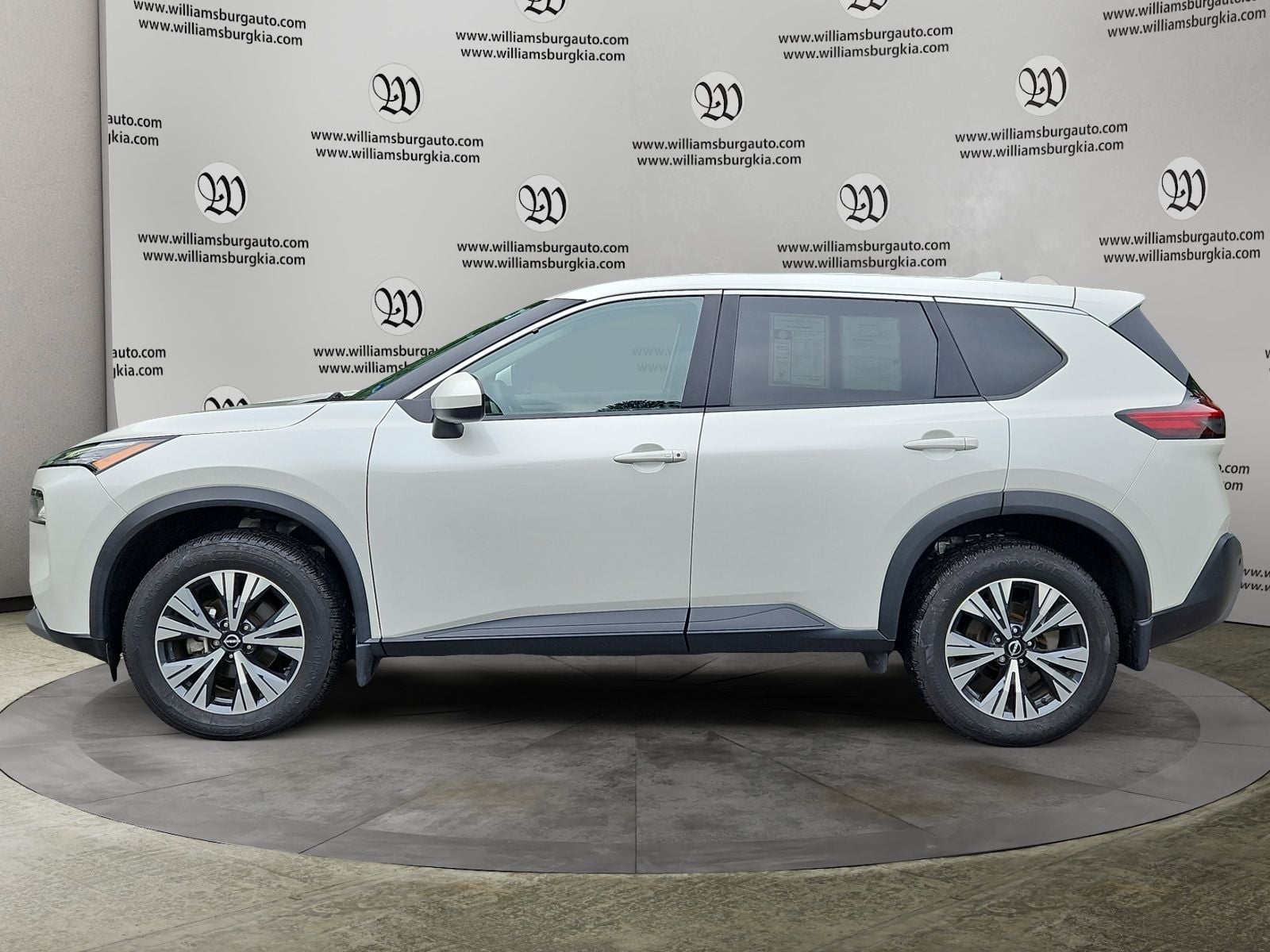 Pre-Owned 2023 Nissan Rogue SV - photo - 1