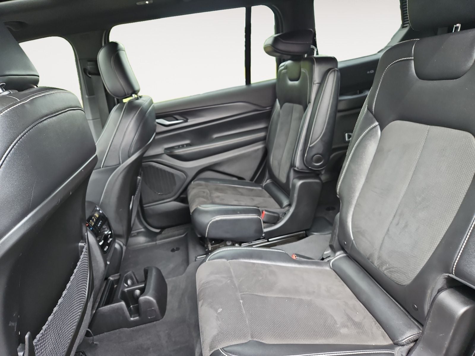 Pre-Owned 2023 Jeep Grand Cherokee L Altitude - photo - 12