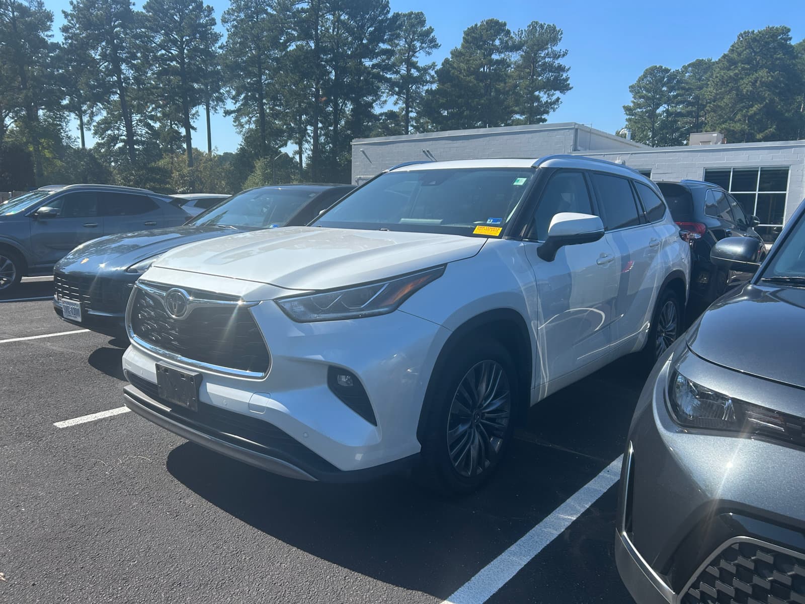 Pre-Owned 2022 Toyota Highlander Platinum - photo - 0