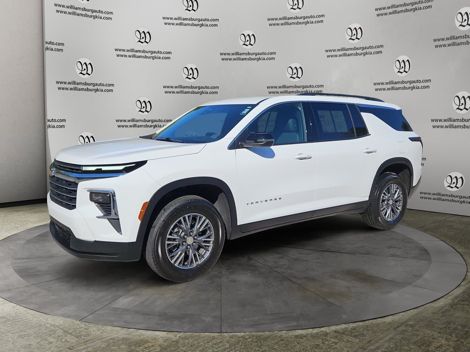 Pre-Owned 2025 Chevrolet Traverse LT - photo - 0