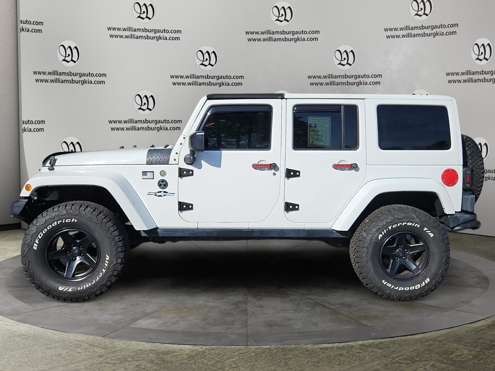 Pre-Owned 2016 Jeep Wrangler Unlimited Sahara - photo - 1