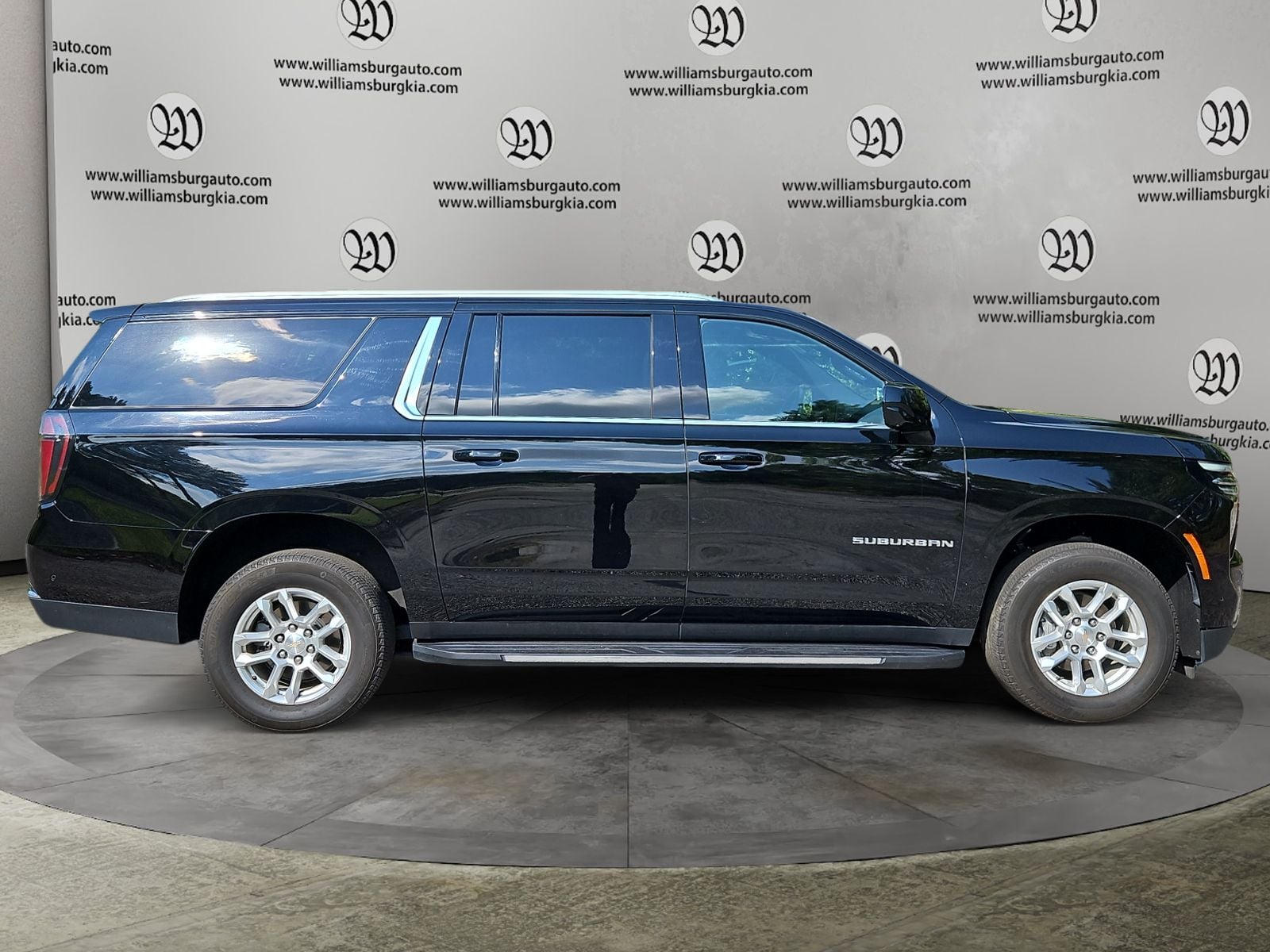 Pre-Owned 2025 Chevrolet Suburban LT - photo - 5