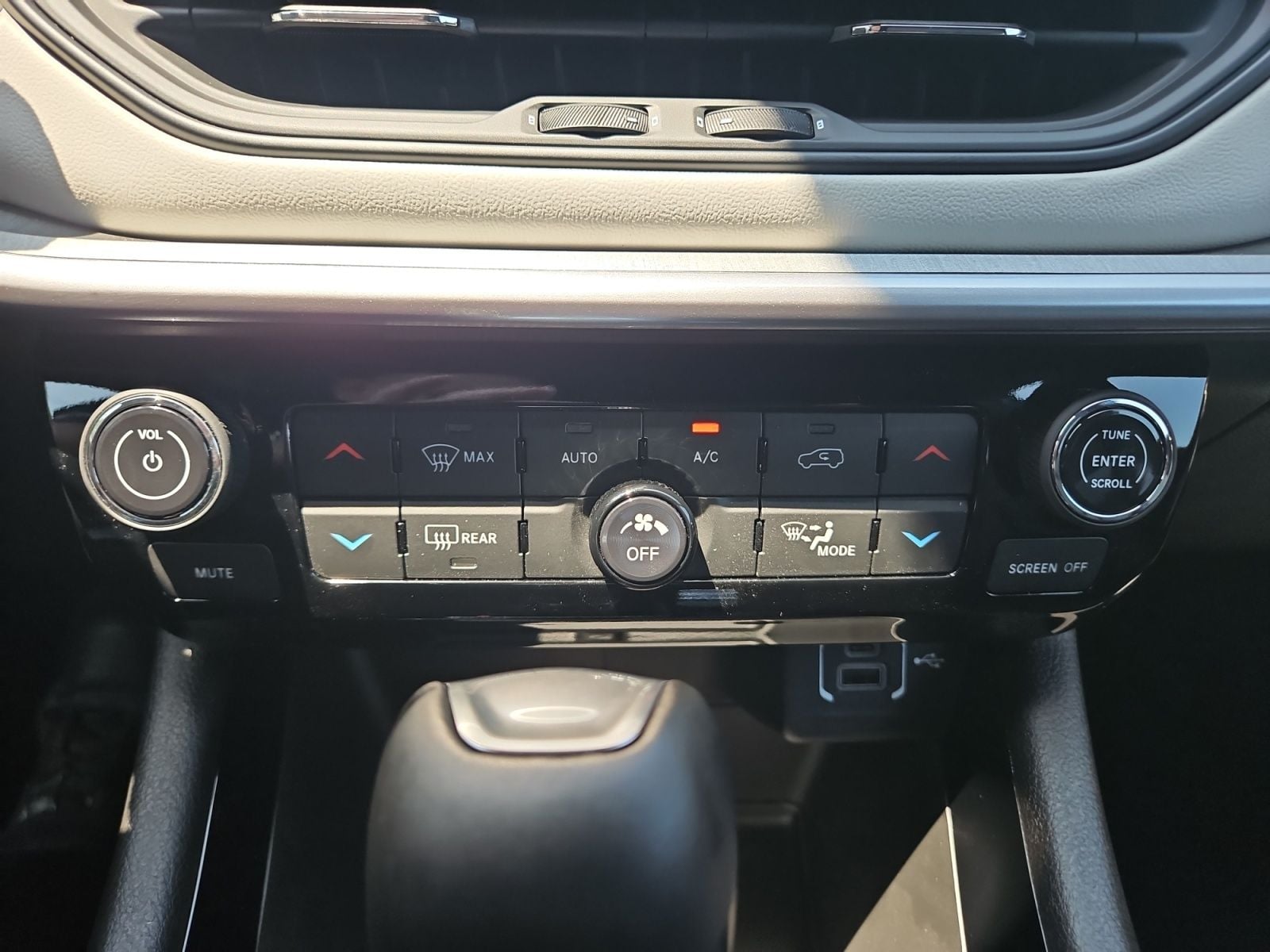 New 2025 Jeep Compass Limited - photo - 27