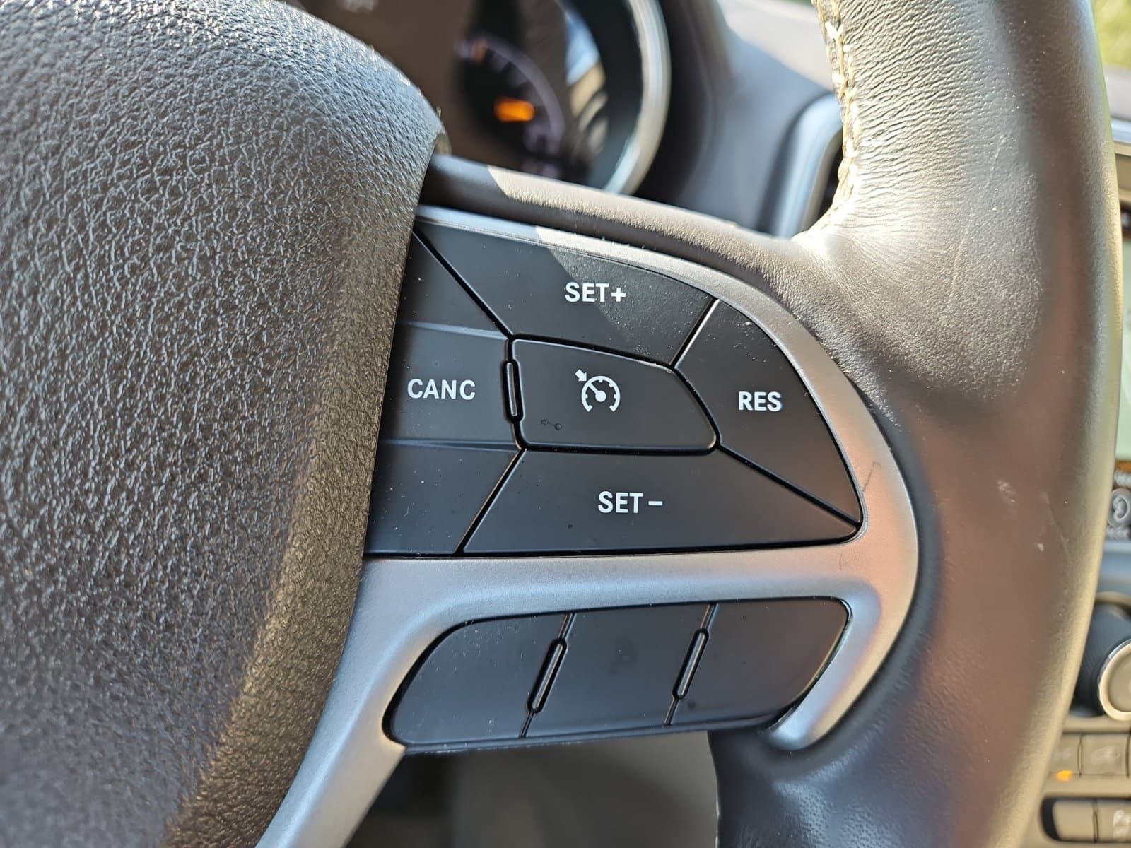 Pre-Owned 2018 Jeep Grand Cherokee Overland - photo - 24