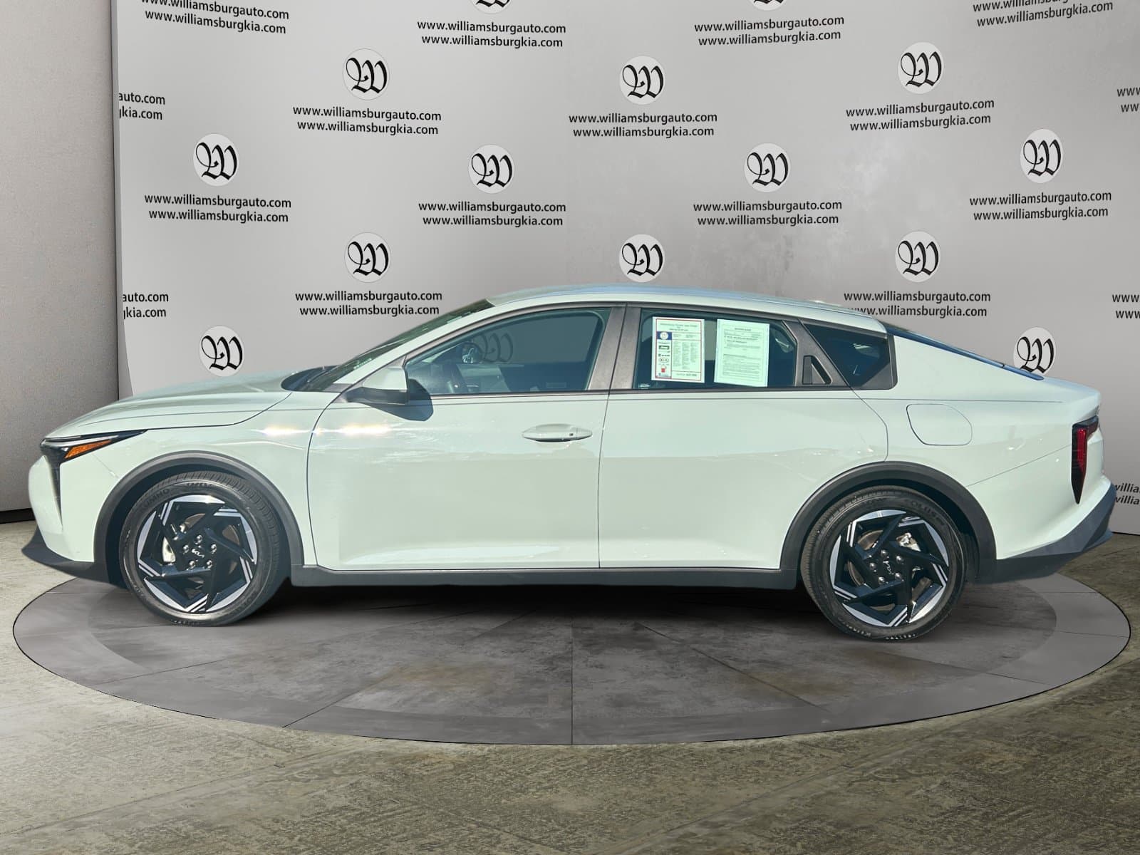 Pre-Owned 2025 Kia K4 GT-Line - photo - 1