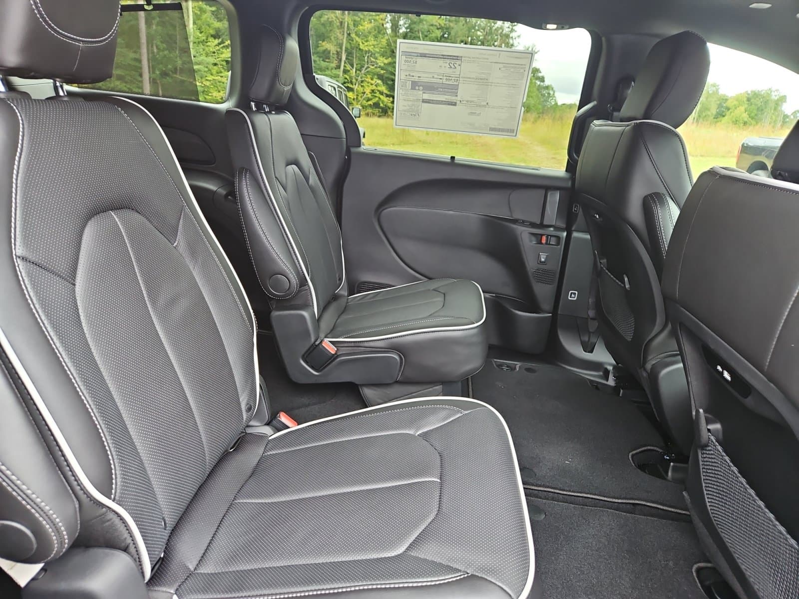 New 2027 Chrysler Pacifica Limited - photo - 16