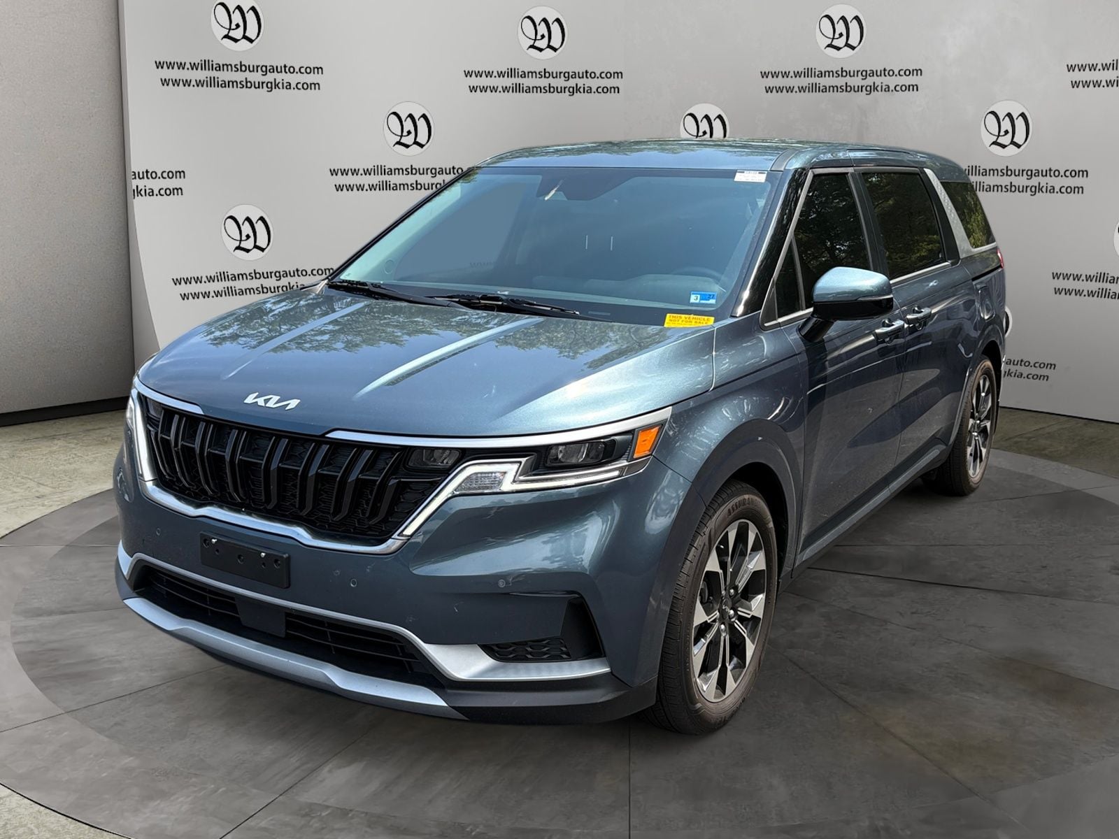 Pre-Owned 2024 Kia Carnival EX - photo - 0