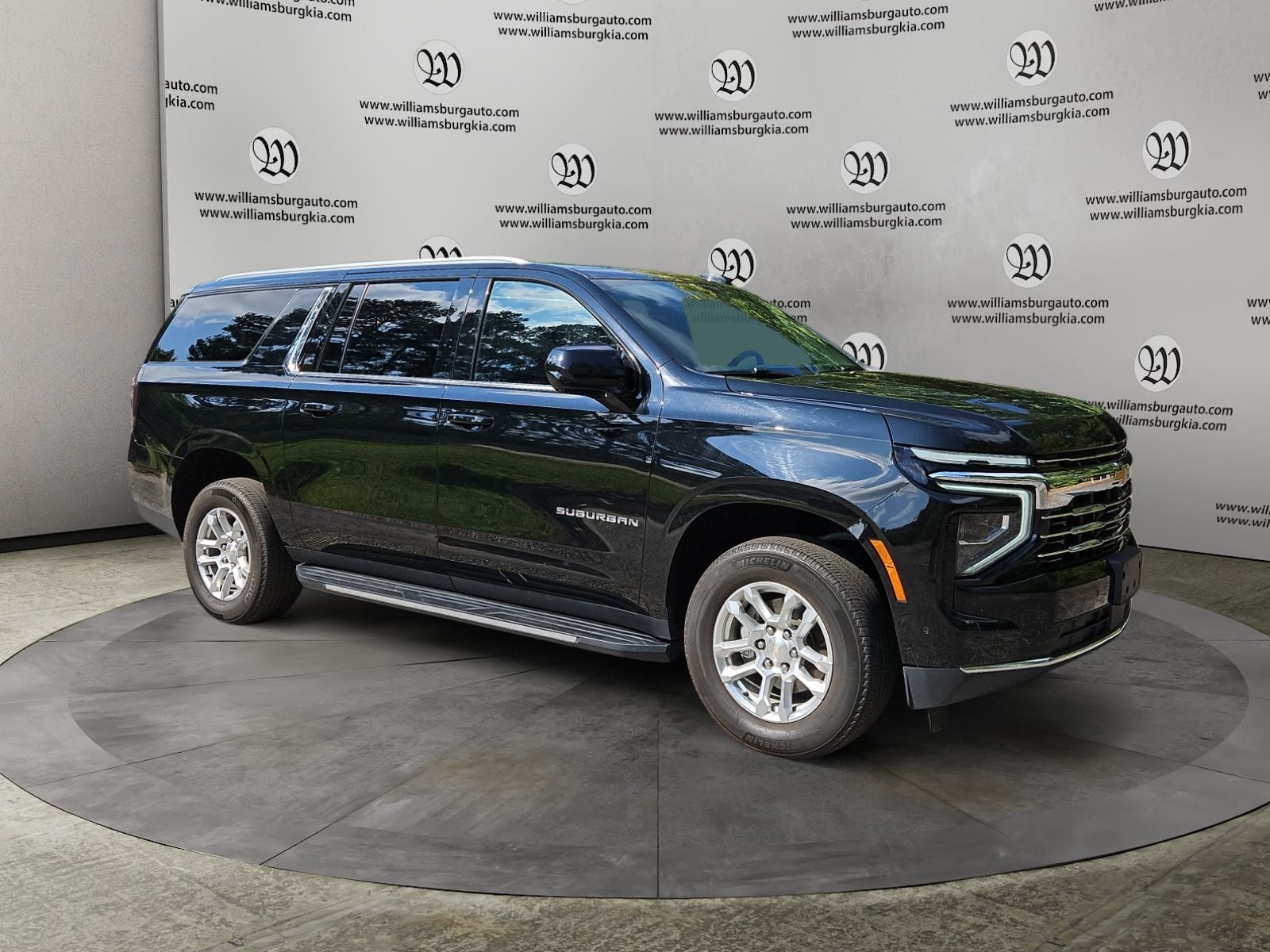 Pre-Owned 2025 Chevrolet Suburban LT - photo - 6
