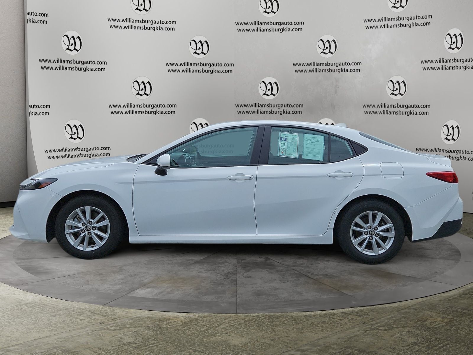 Pre-Owned 2025 Toyota Camry LE - photo - 1