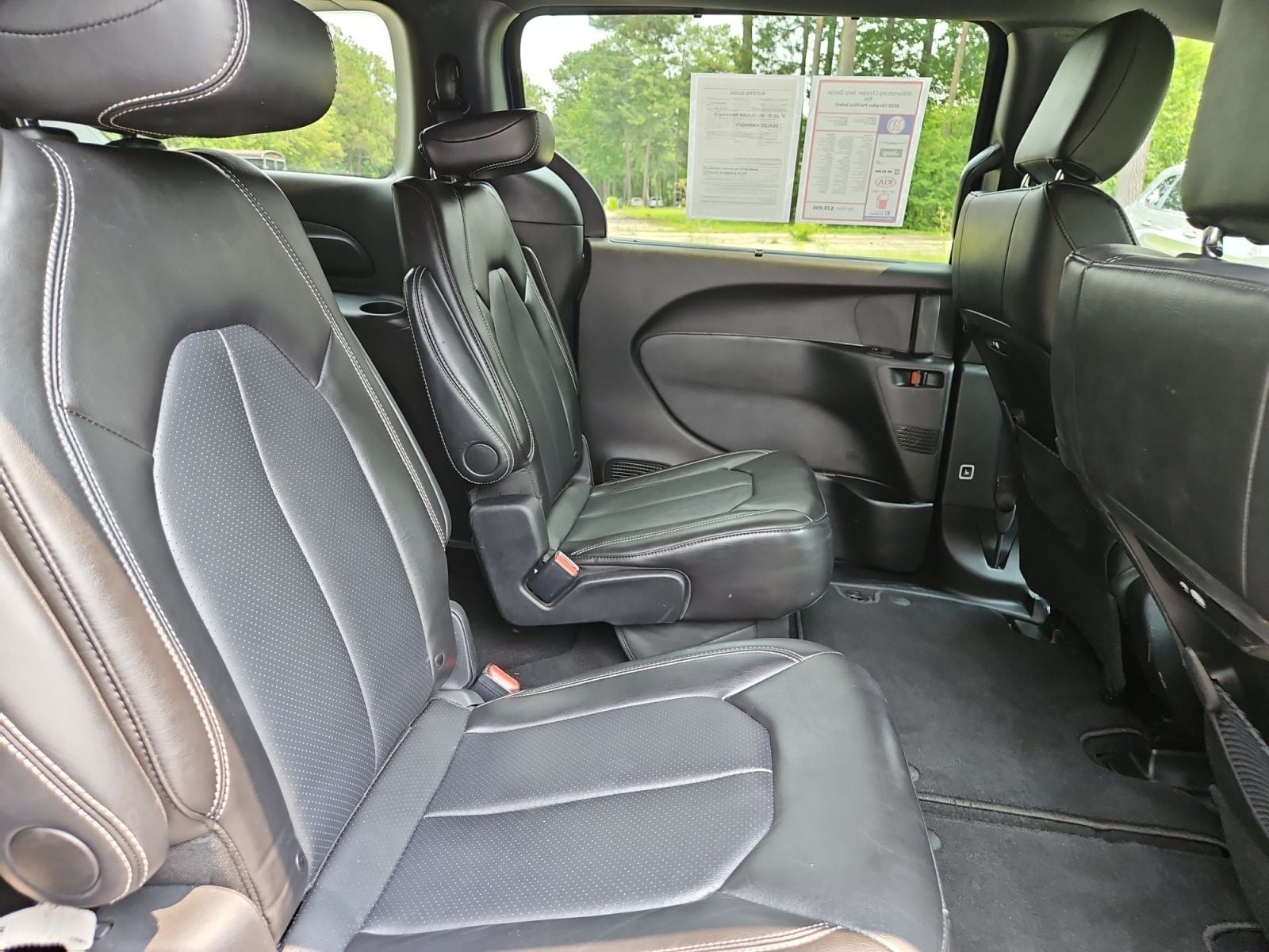 Pre-Owned 2025 Chrysler Pacifica Select - photo - 16