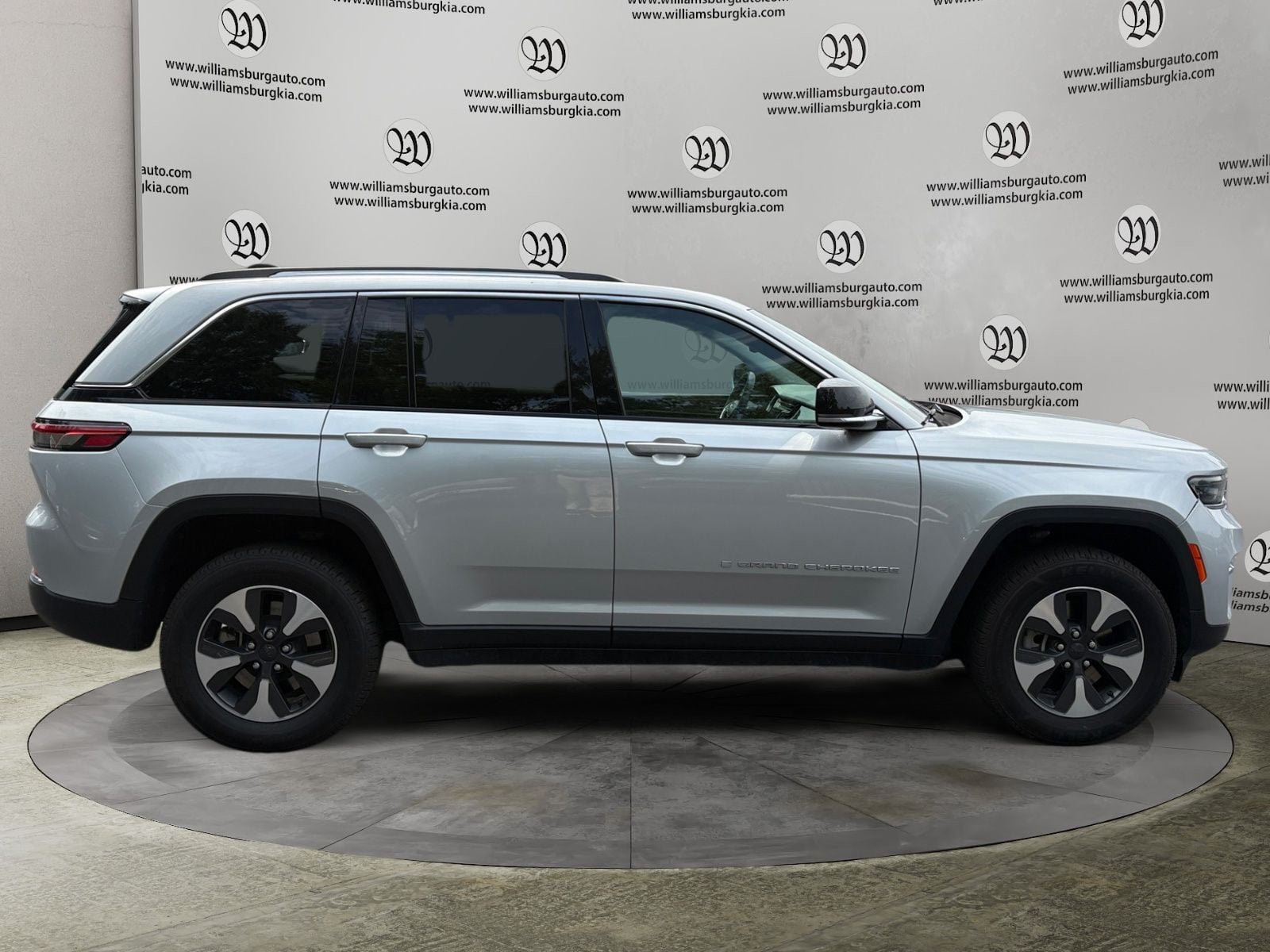 Pre-Owned 2024 Jeep Grand Cherokee 4xe - photo - 5