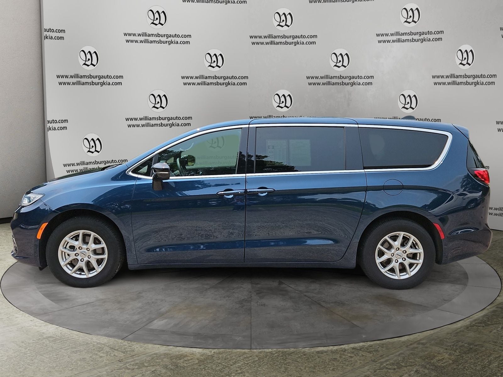 Pre-Owned 2025 Chrysler Pacifica Select - photo - 1