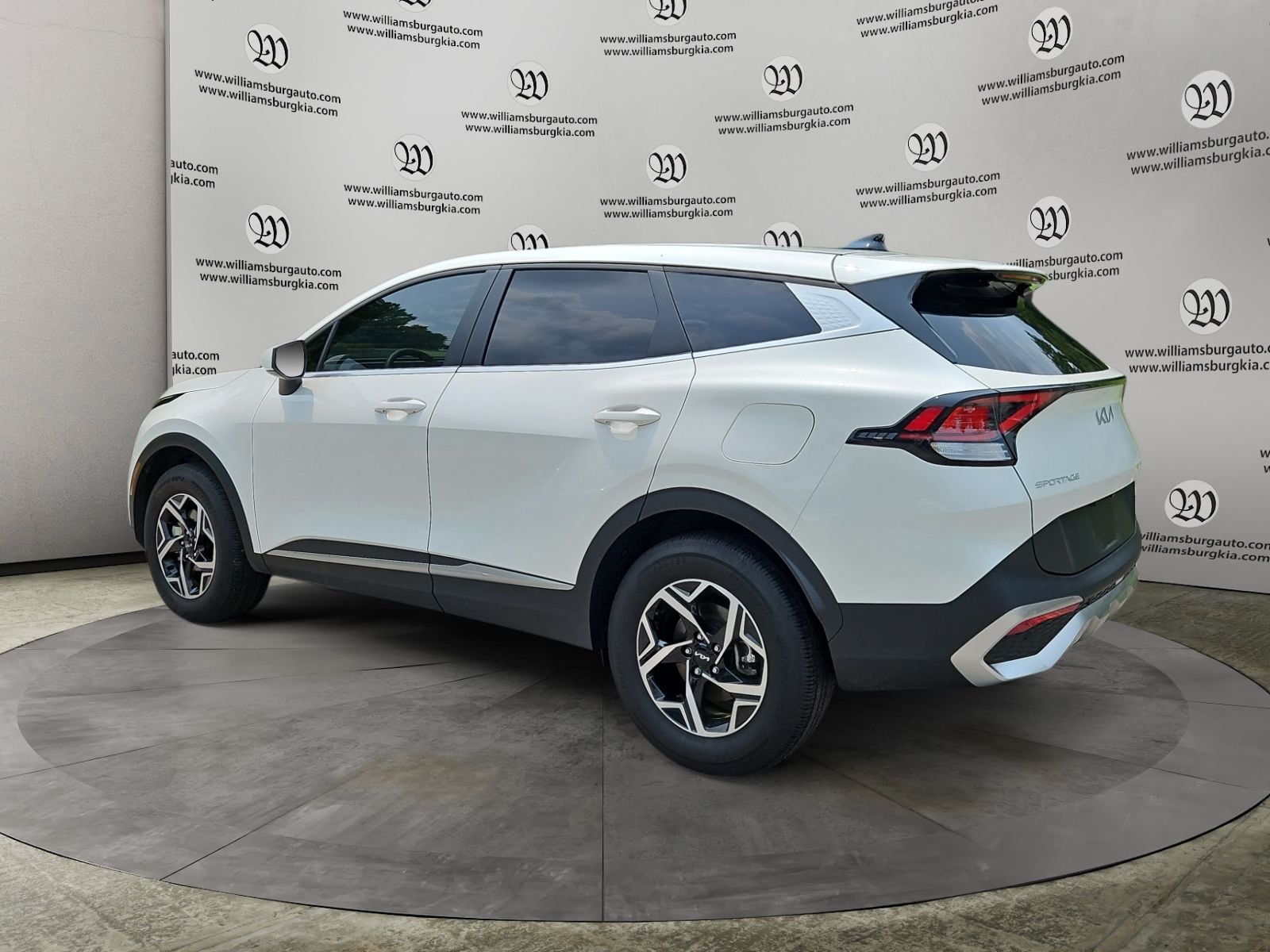 Pre-Owned 2025 Kia Sportage LX - photo - 2