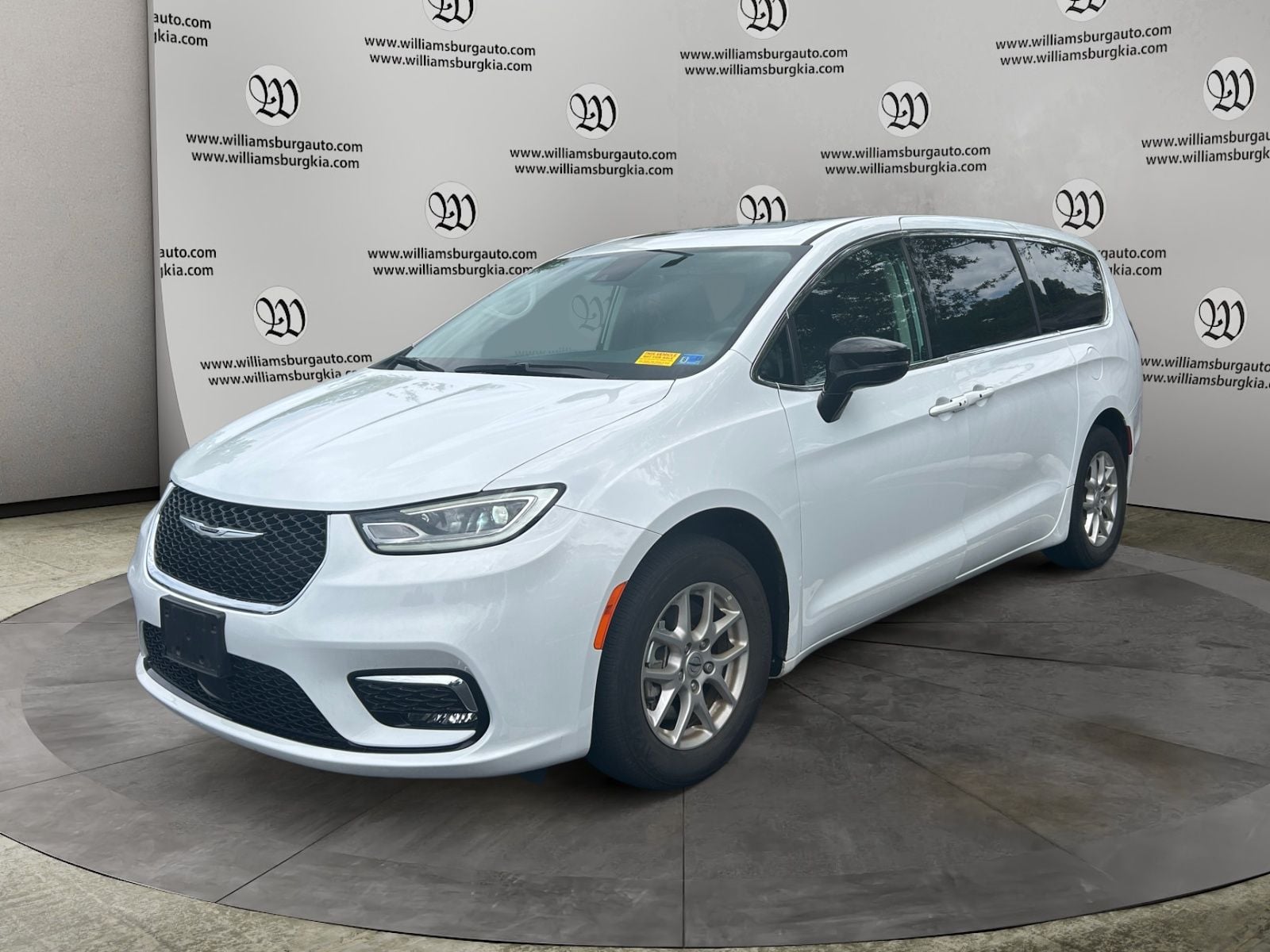 Pre-Owned 2024 Chrysler Pacifica Touring L - photo - 0