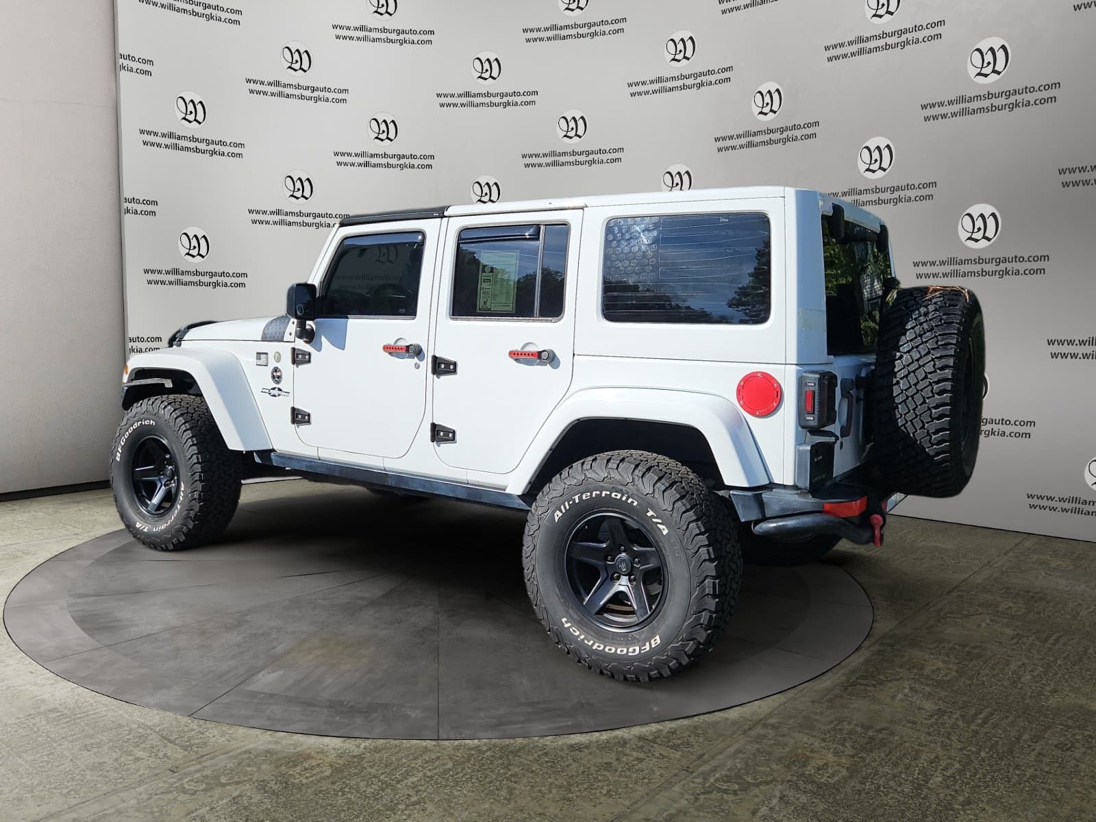 Pre-Owned 2016 Jeep Wrangler Unlimited Sahara - photo - 2
