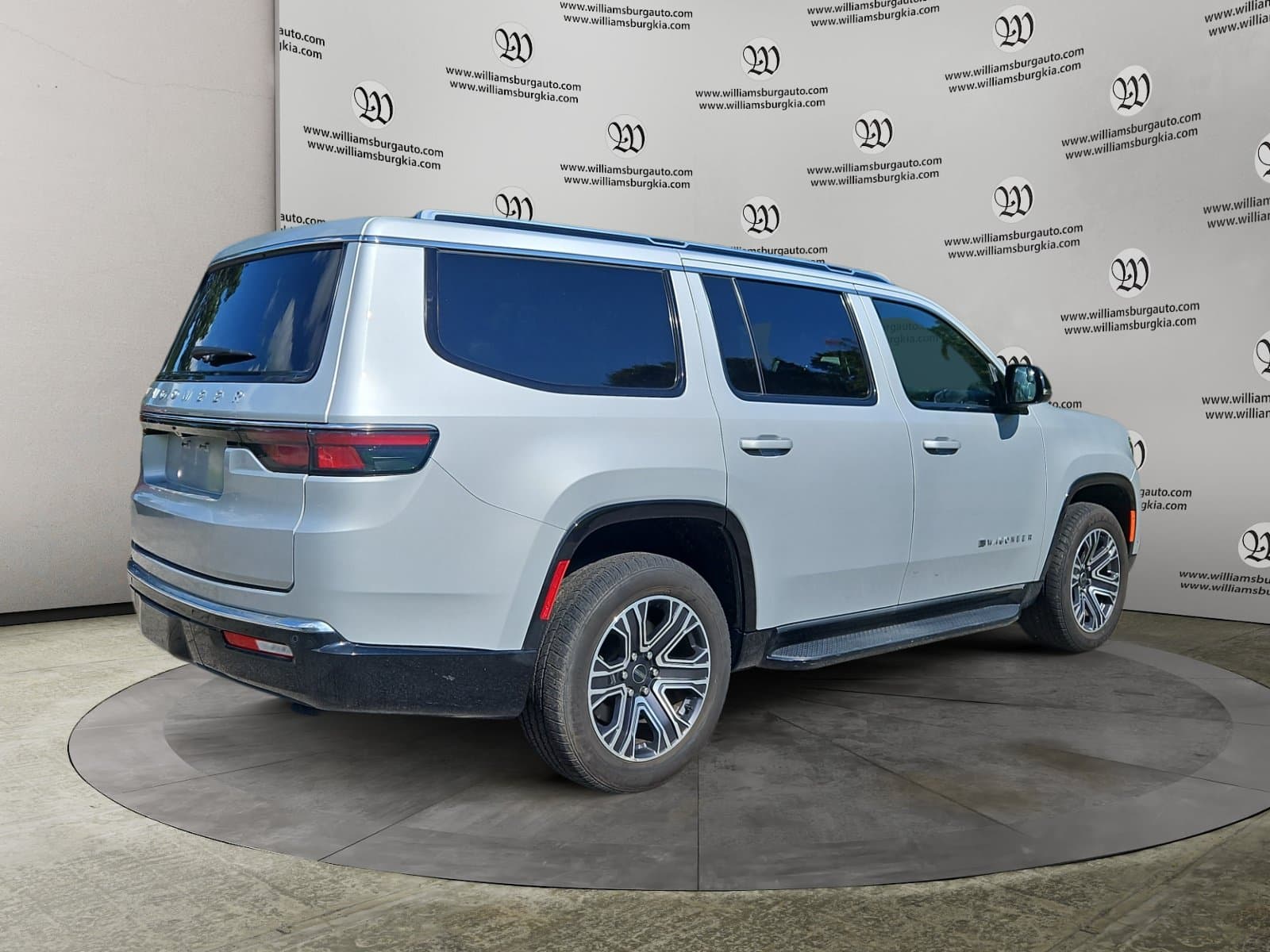 Pre-Owned 2025 Jeep Wagoneer Series II - photo - 4
