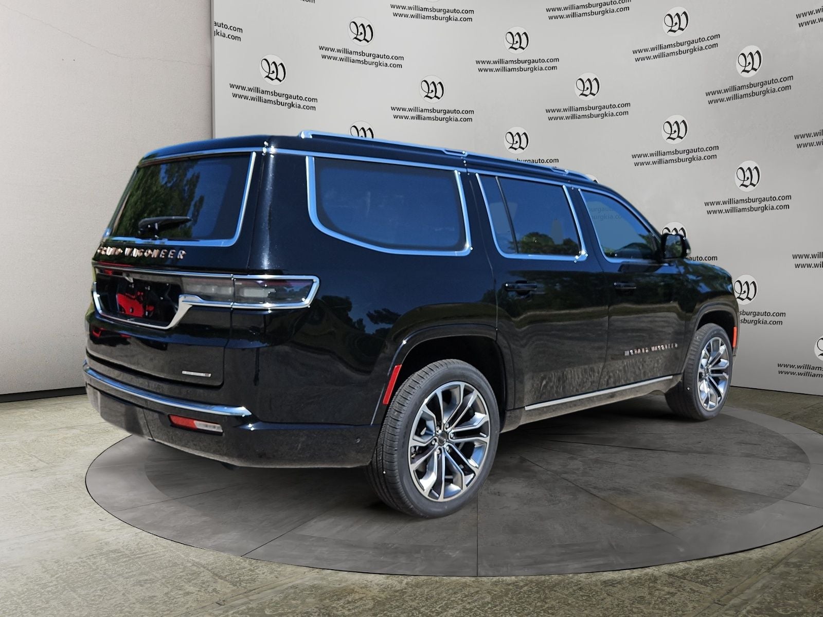 Pre-Owned 2024 Jeep Grand Wagoneer Series III - photo - 4