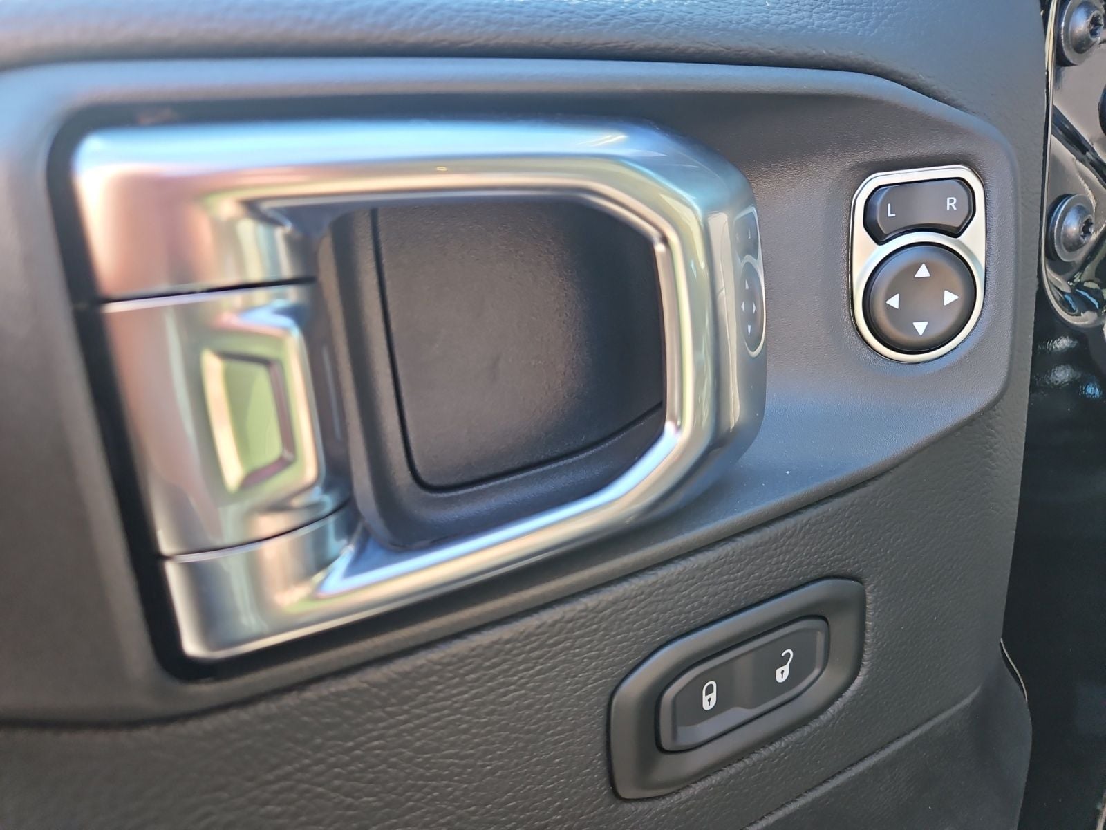 New 2025 Jeep Wrangler Sahara - photo - 21