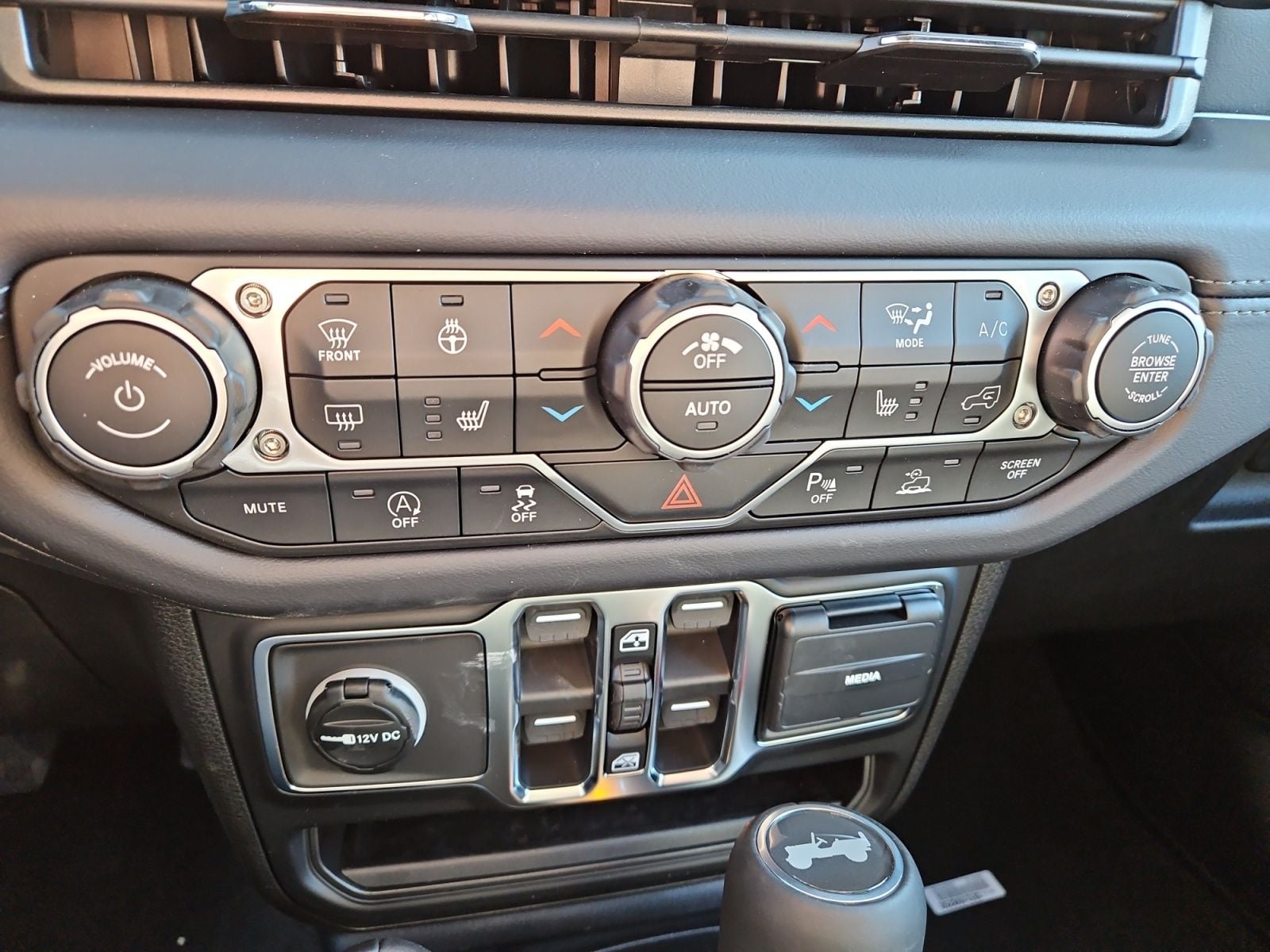 New 2026 Jeep Wrangler Sahara - photo - 27