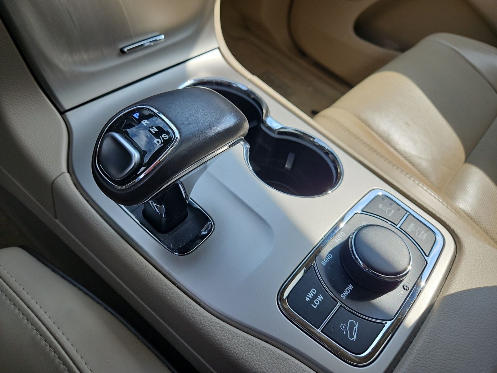 Pre-Owned 2014 Jeep Grand Cherokee Overland - photo - 24