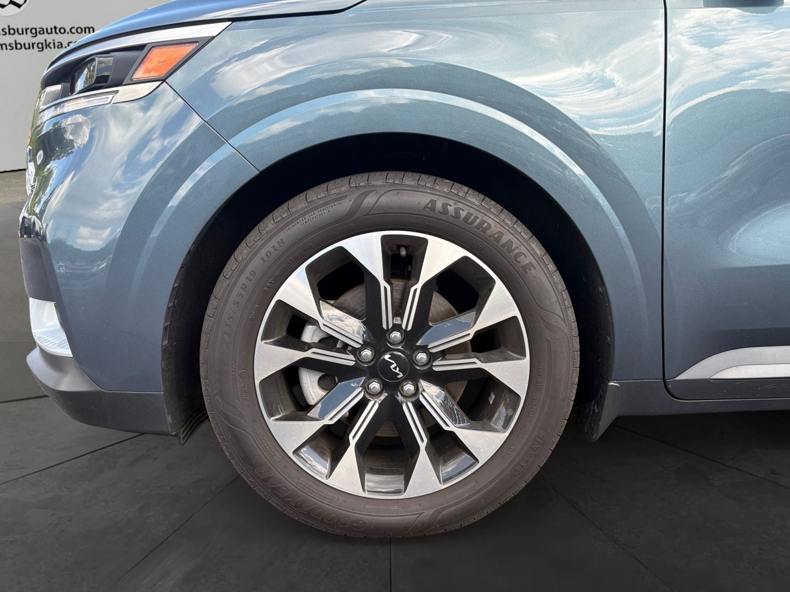 Pre-Owned 2024 Kia Carnival EX - photo - 13